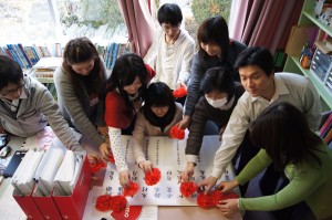 2012年３月、女川向学館で「全員合格」を祝って