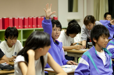 放課後に教室で学習する中学生