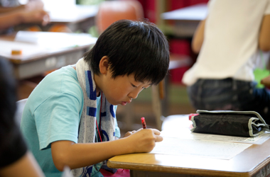 東日本大震災の直後も、勉強に励む子ども