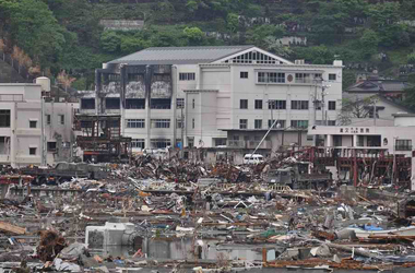 東日本大震災による津波で倒壊した、町の様子