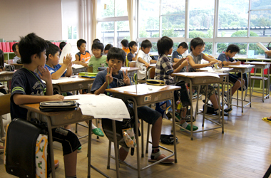 被災しながらも、元気に勉強する小学生のクラス