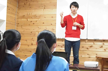 中学生に勉強を教える教務スタッフ